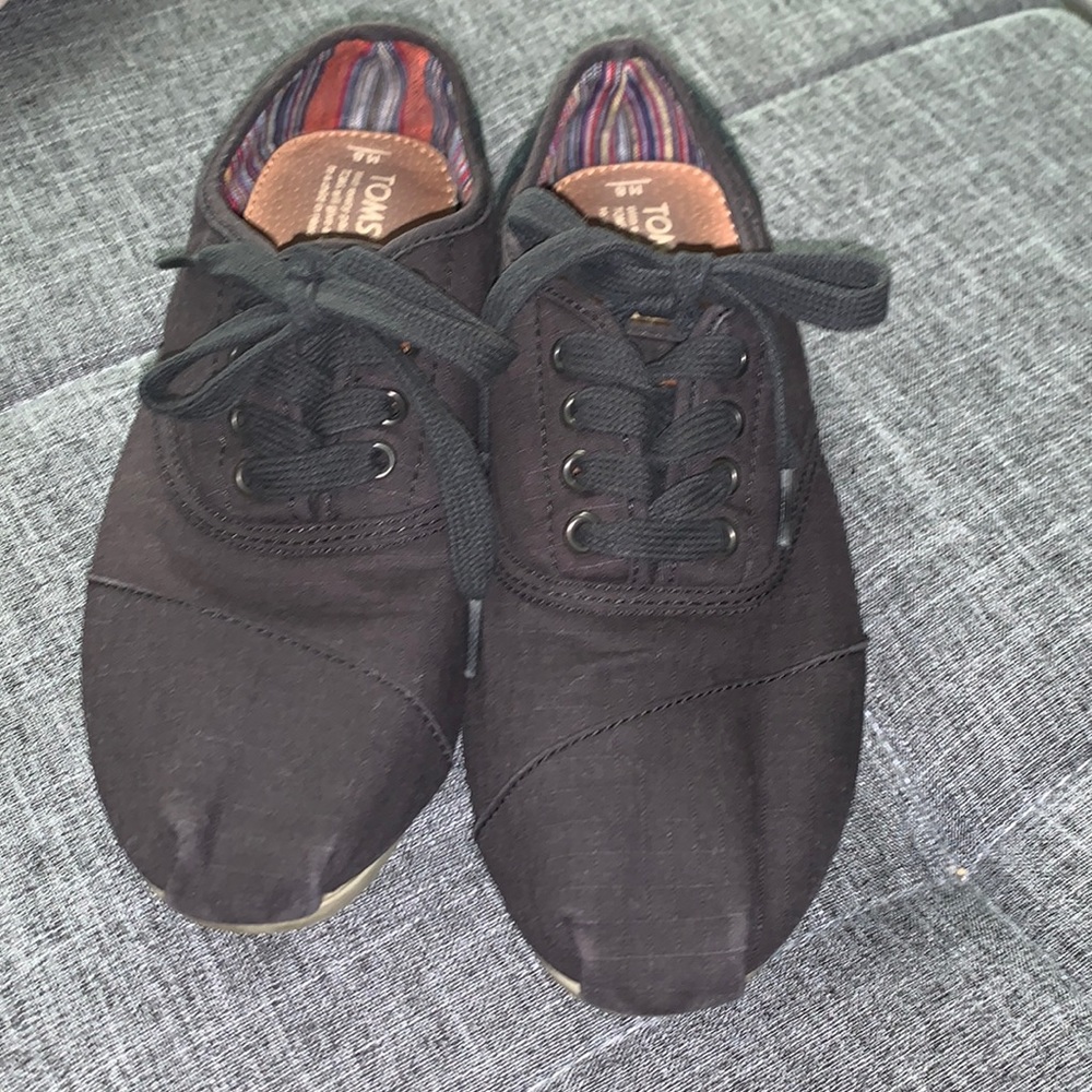 Tom’s Canvas Lace Up Sz 8